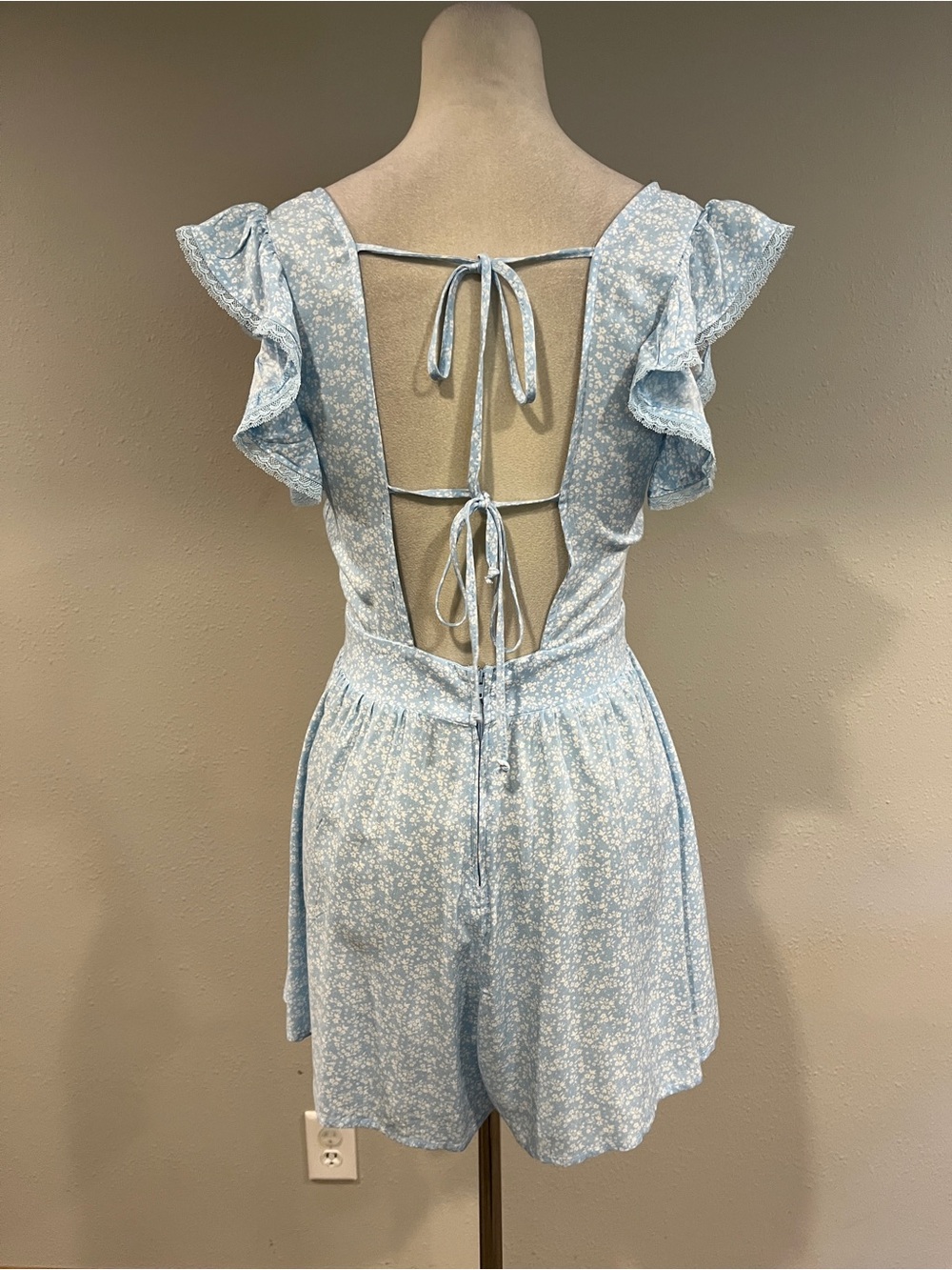 Light Blue Floral V-Neck Ruffle Sleeve romper size small